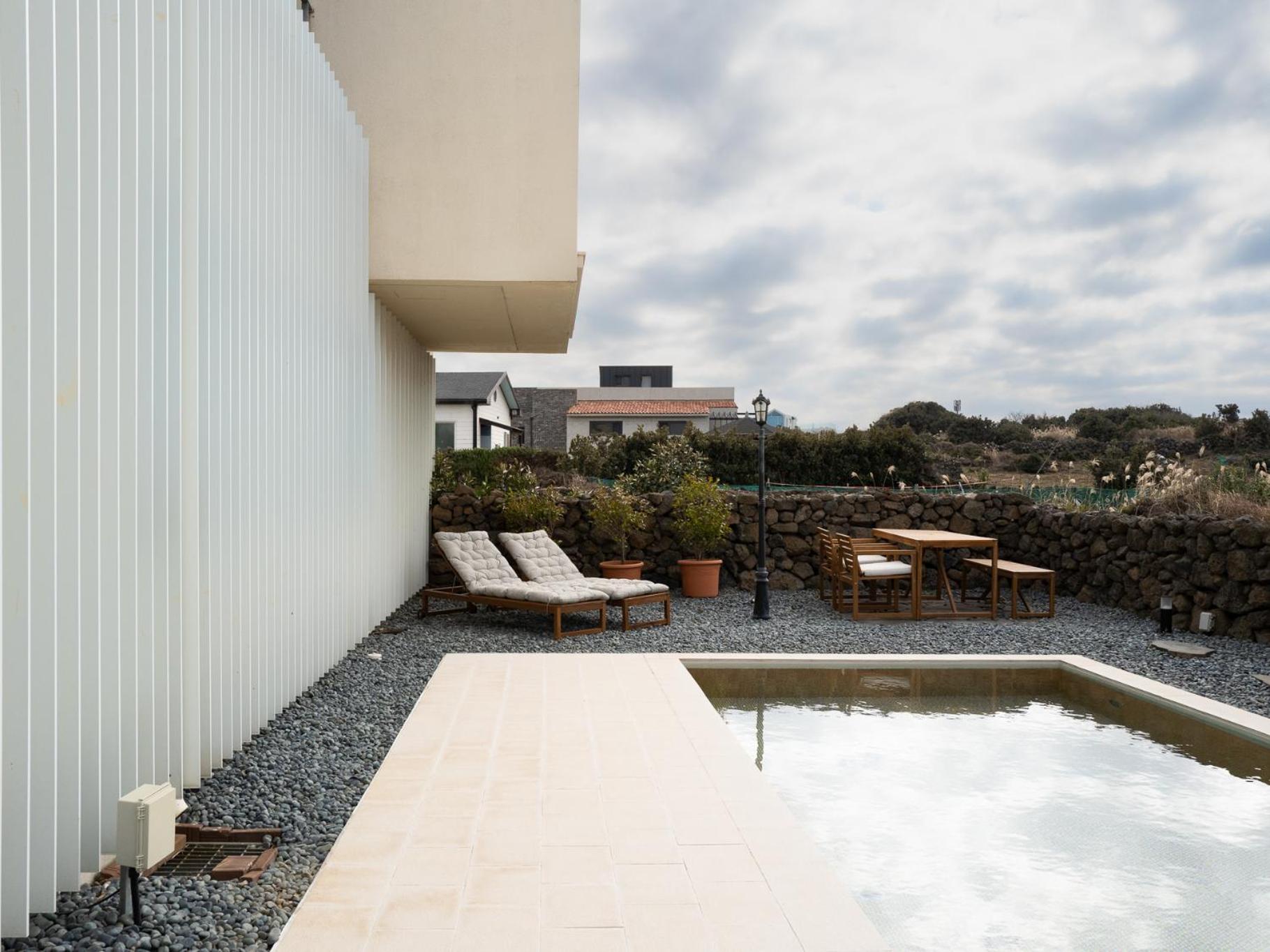 Boutique Pool Villa Namib Jeju Exterior photo